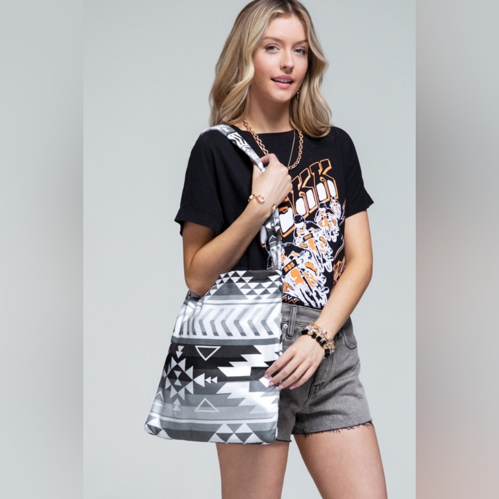 2 in 1 Beach Towel & Bag - Shoulder Bag Turns Into a Beach Towel! - Black White - Picture 4 of 9